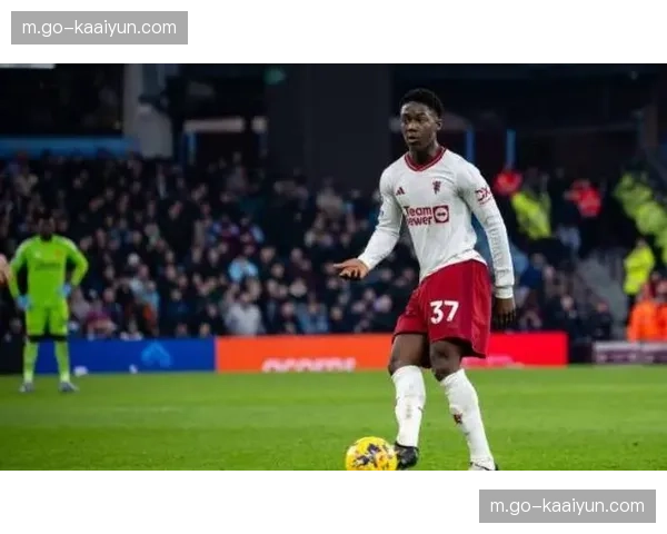 曼联青训梅努获卡里克重用，双后腰配置助球队7轮仅失4球